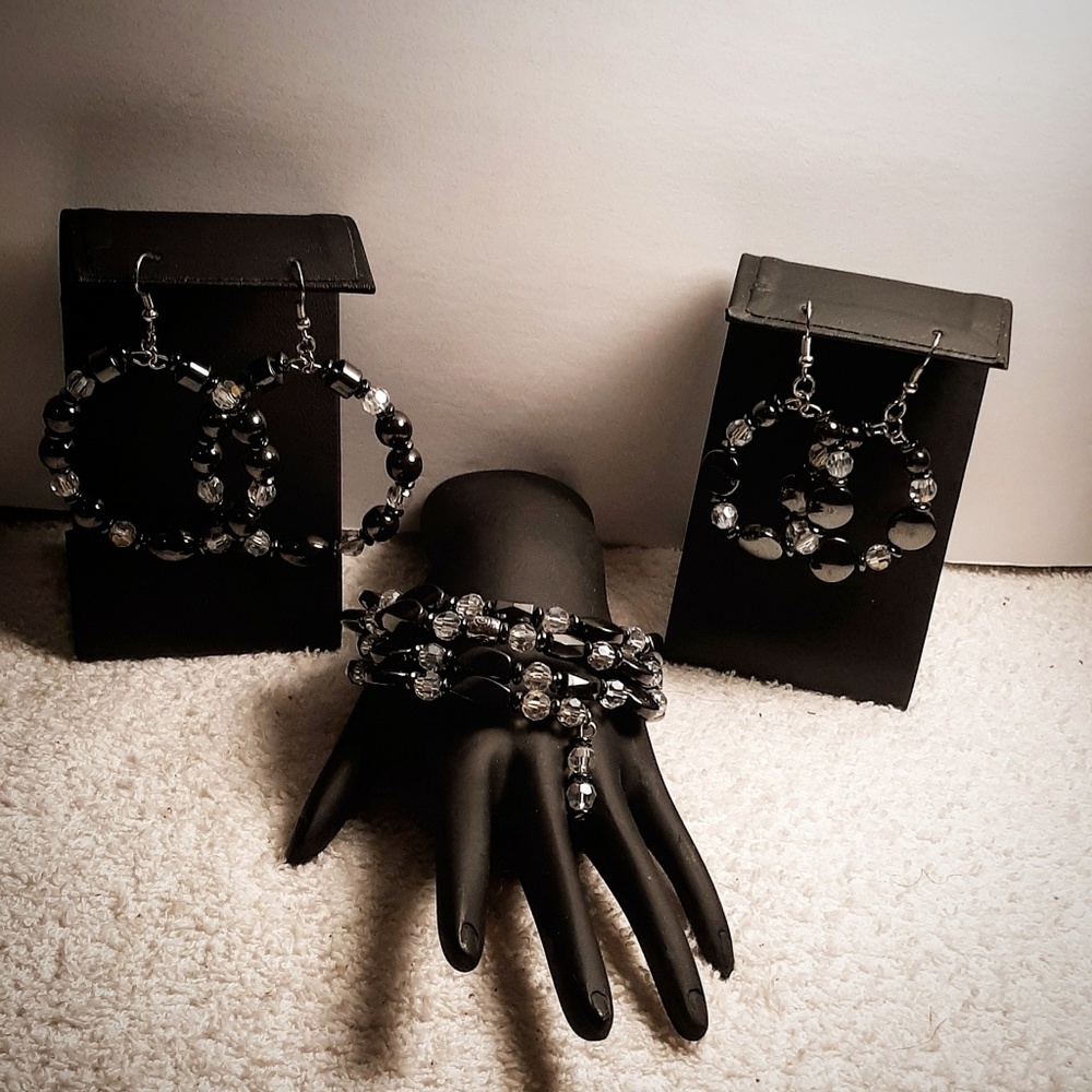 HEMATITE BRACELET WITH 2 PAIRS OF EARRINGS